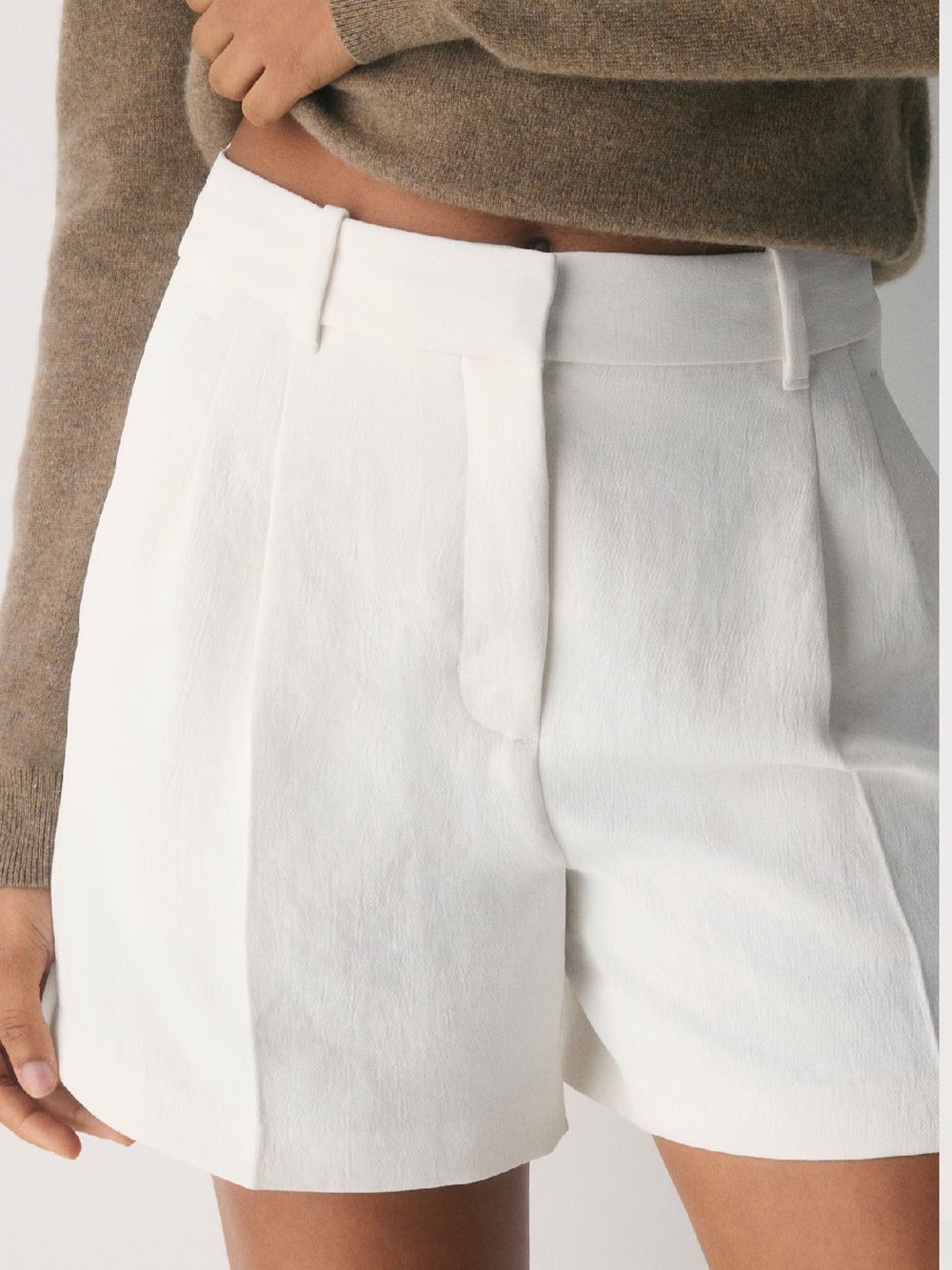 ARITZIA White High-Waist Pleated Women's Shorts in light birch color